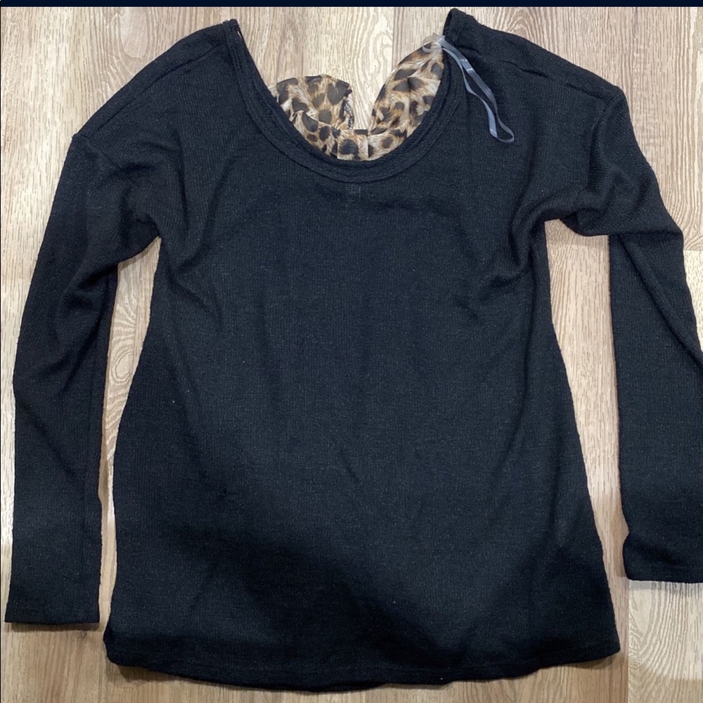 Blouse with lepeord bow.
